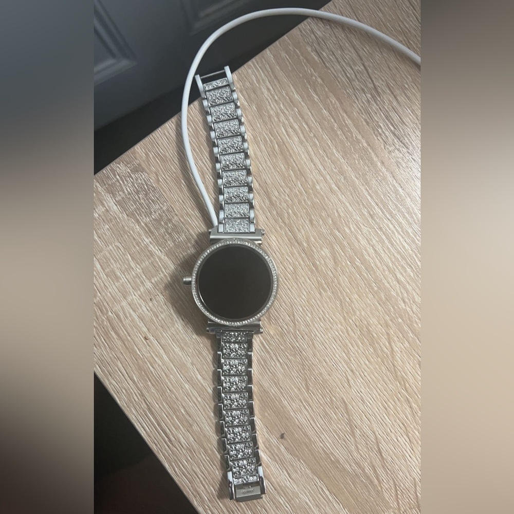 Michael Kors smart watch. Can only be used with an android or Samsung phone